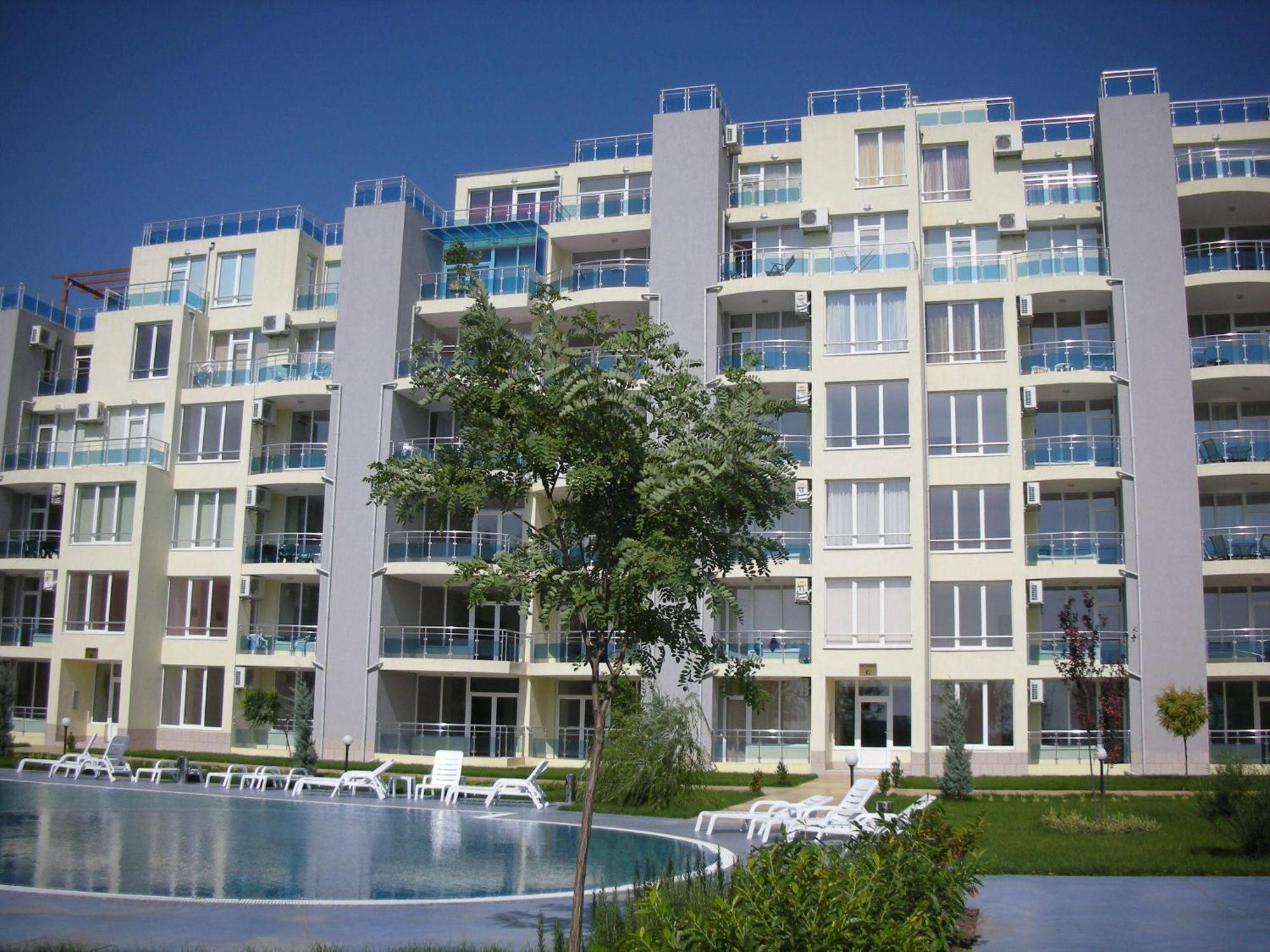 Oasis Suites Apartments And Studios Равда Экстерьер фото