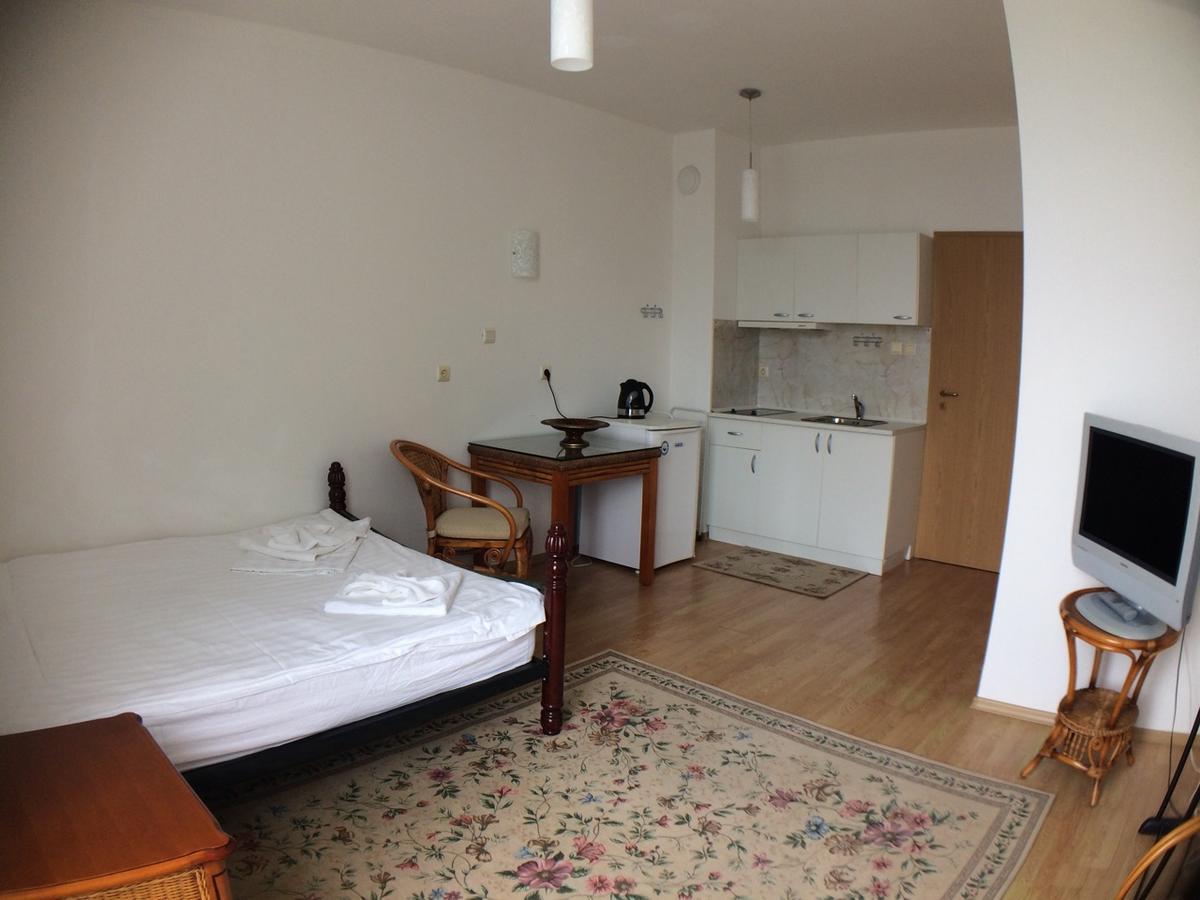 Oasis Suites Apartments And Studios Равда Экстерьер фото